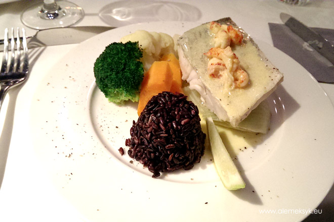 Судак на итальянском укропе с раками и черным рисом и овощами