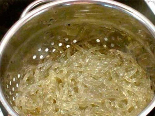 Receptet som används av kinesiska tillverkare är inte dåligt, men förbandet för funchozy blir för tjockt för sallad, så innan du lägger till såsen måste du späda såsen med vatten med en tredjedel